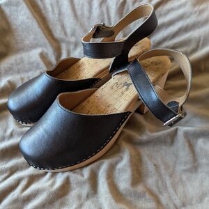 No Vacas by Moo Shoes Vegan Pepper Clog in Smooth Black 41